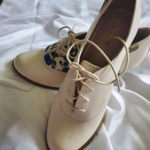 G.H. Bass & Co. White Leather oxford style shoes - Size 8 Removable panel.